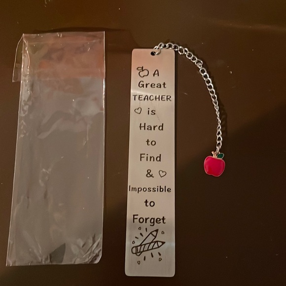 Metal bookmark with a apple on chain - Picture 1 of 4